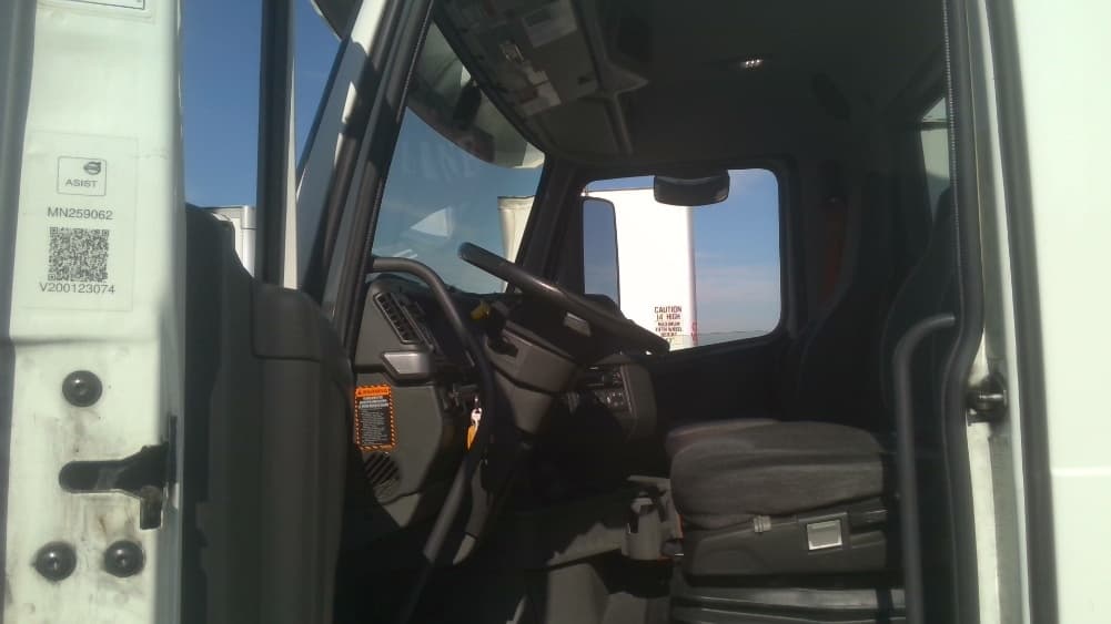 2021 Volvo VNR 640 — photo 9