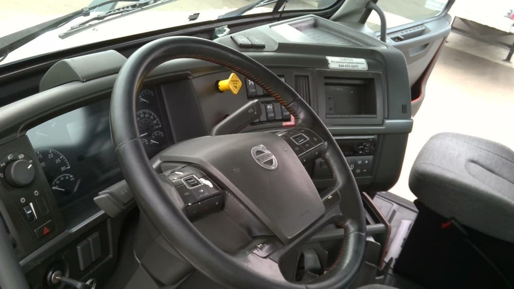 2021 Volvo VNR 640 — photo 10