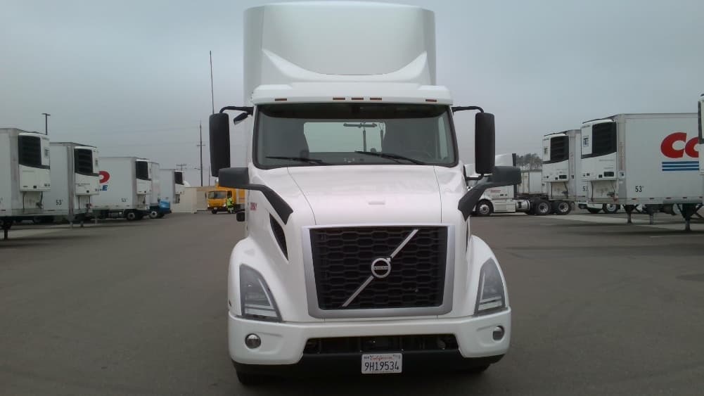 2021 Volvo VNR 640 — photo 2