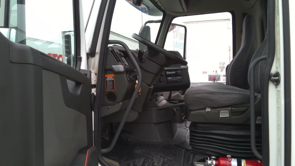 2021 Volvo VNR 640 — photo 9