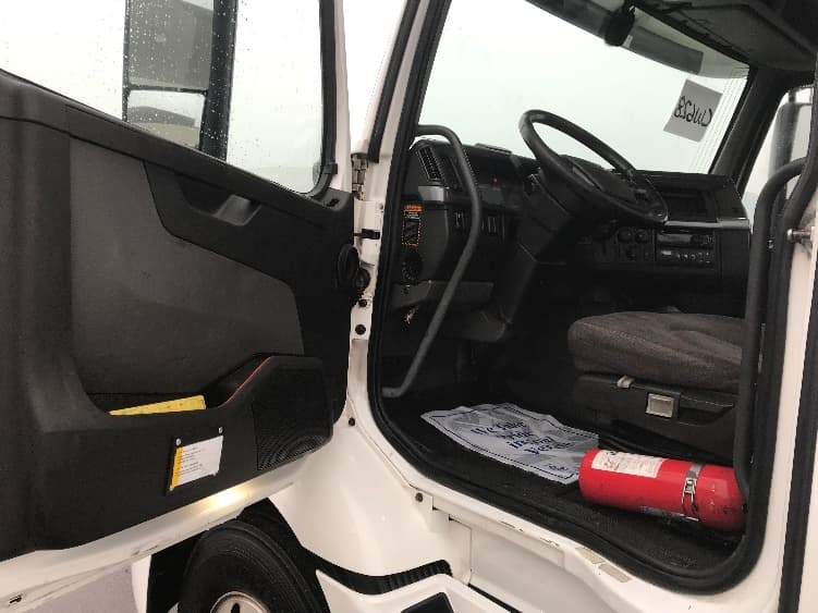 2020 Volvo VNR 640 — photo 9