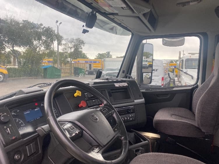 2020 Volvo VNR 640 — photo 10