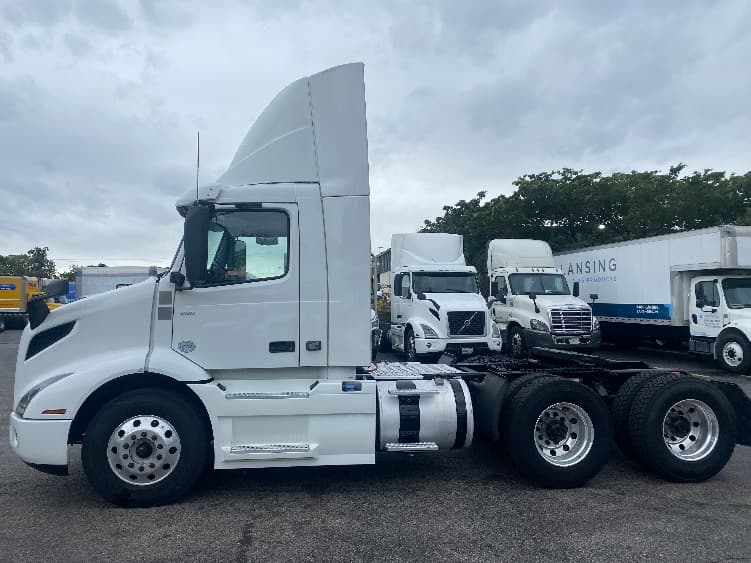 2020 Volvo VNR 640 — photo 4