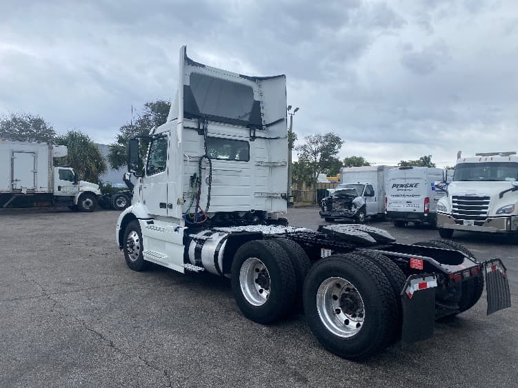 2020 Volvo VNR 640 — photo 5