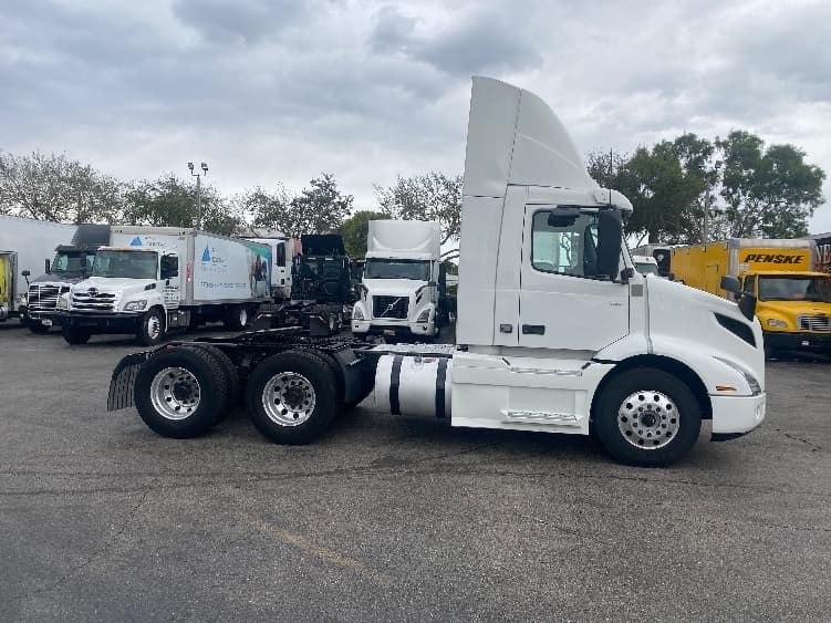 2020 Volvo VNR 640 — photo 8
