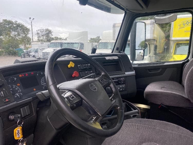 2020 Volvo VNR 640 — photo 10