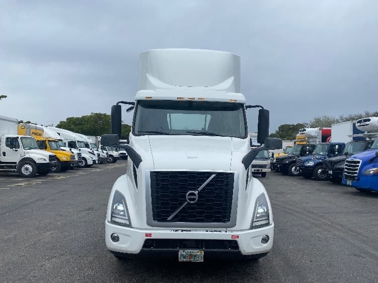 2020 Volvo VNR 640 — photo 2