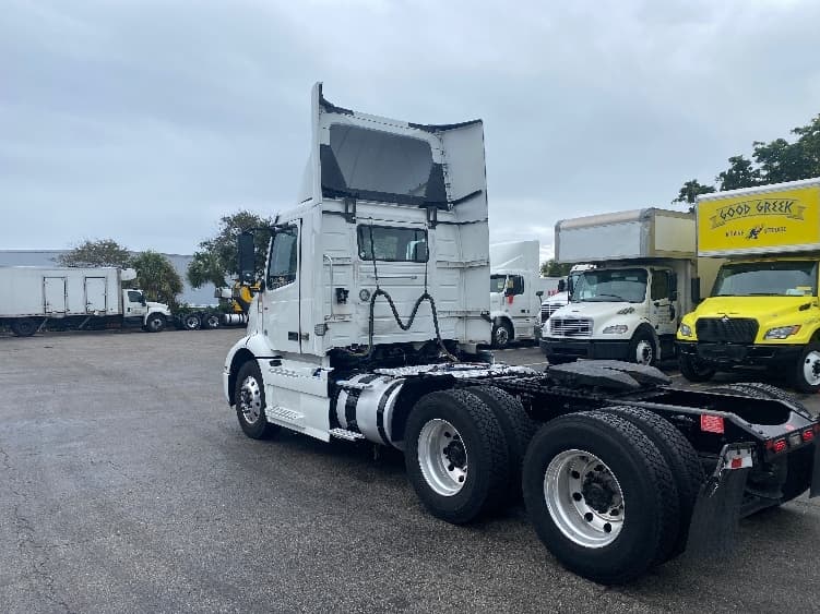 2020 Volvo VNR 640 — photo 5