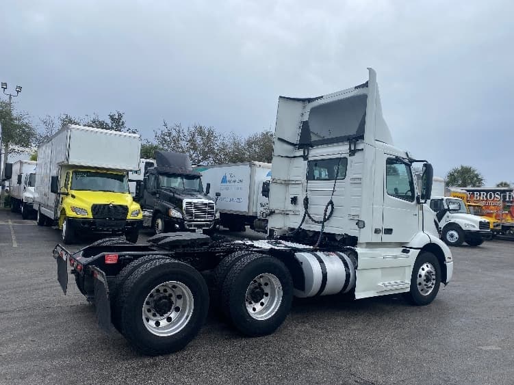 2020 Volvo VNR 640 — photo 7