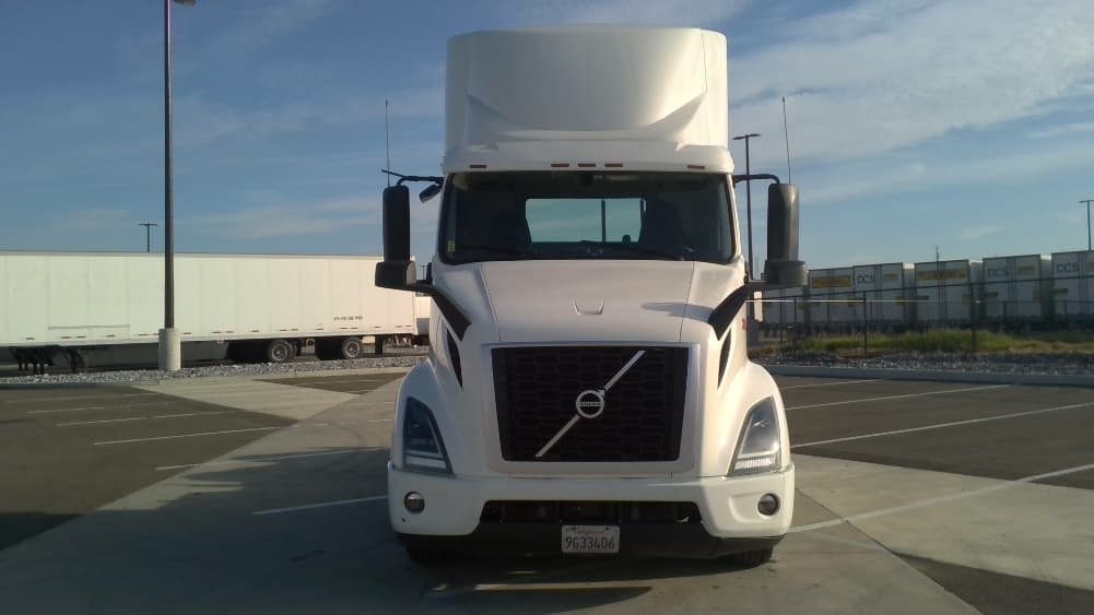 2021 Volvo VNR 640 — photo 2
