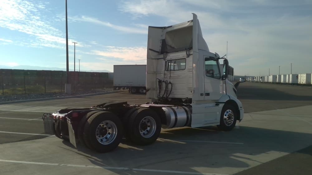 2021 Volvo VNR 640 — photo 7