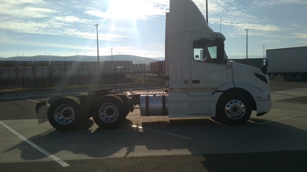 2021 Volvo VNR 640 — photo 8