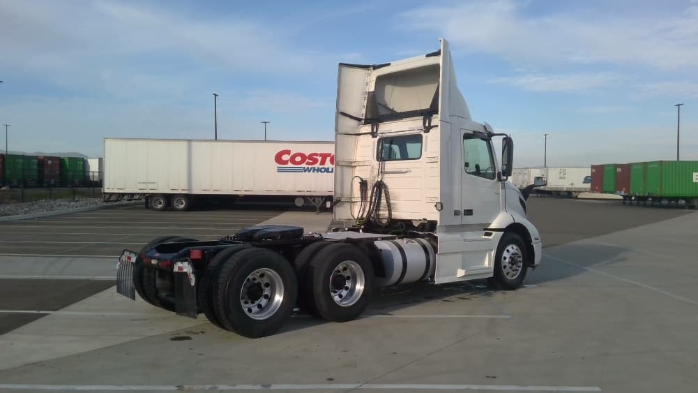 2021 Volvo VNR 640 — photo 7