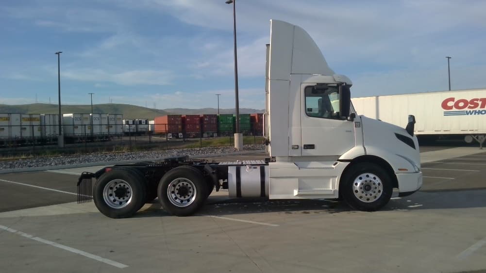 2021 Volvo VNR 640 — photo 8