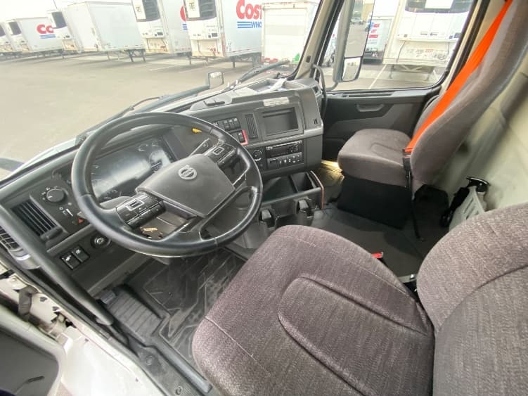 2021 Volvo VNR 640 — photo 10