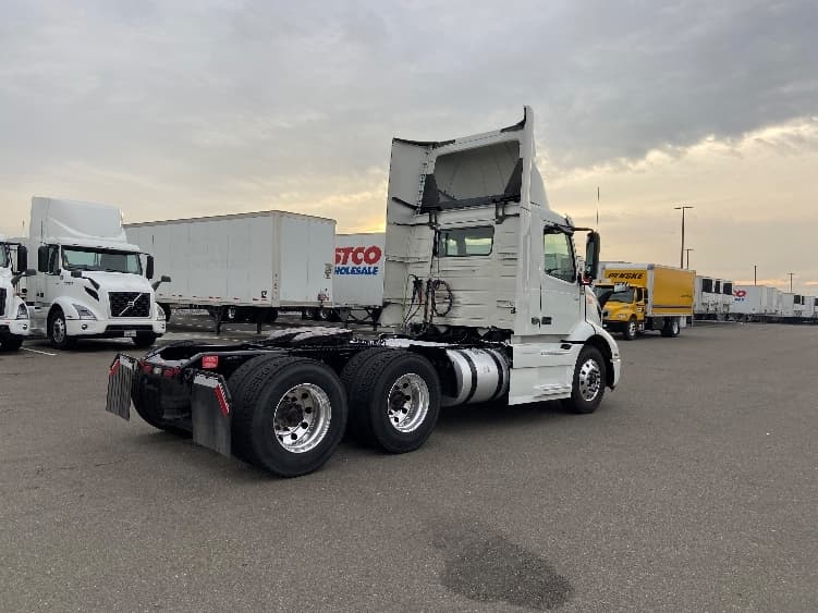 2021 Volvo VNR 640 — photo 7