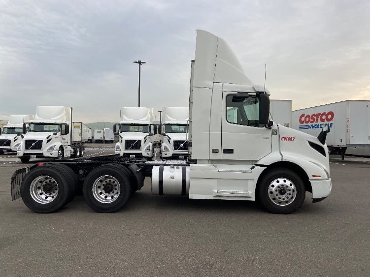 2021 Volvo VNR 640 — photo 8