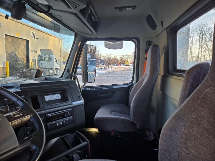 2021 Volvo VNR 640 — photo 10