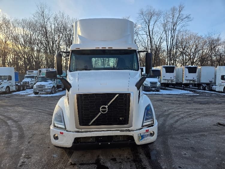 2021 Volvo VNR 640 — photo 2