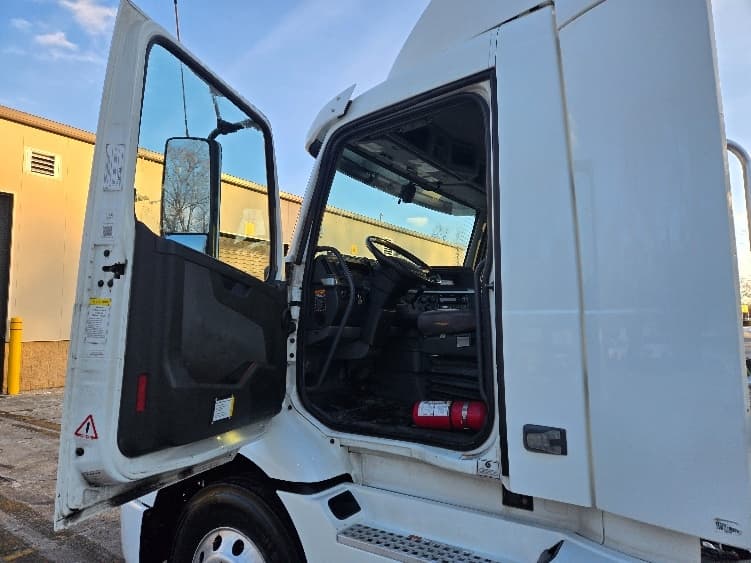 2021 Volvo VNR 640 — photo 9