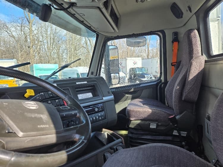 2021 Volvo VNR 640 — photo 10