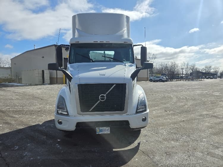 2021 Volvo VNR 640 — photo 2