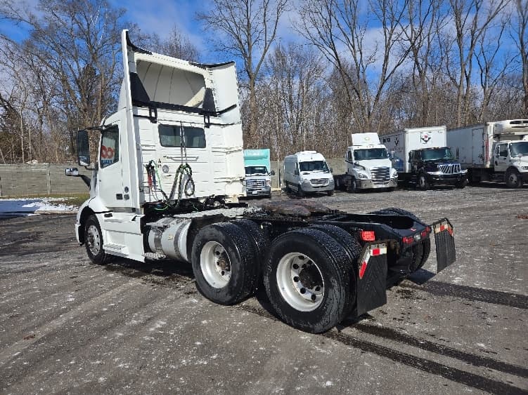 2021 Volvo VNR 640 — photo 5