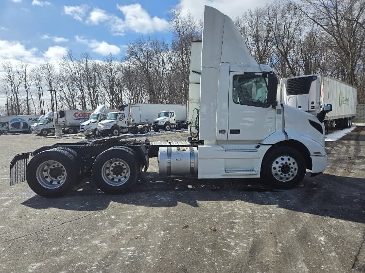 2021 Volvo VNR 640 — photo 8