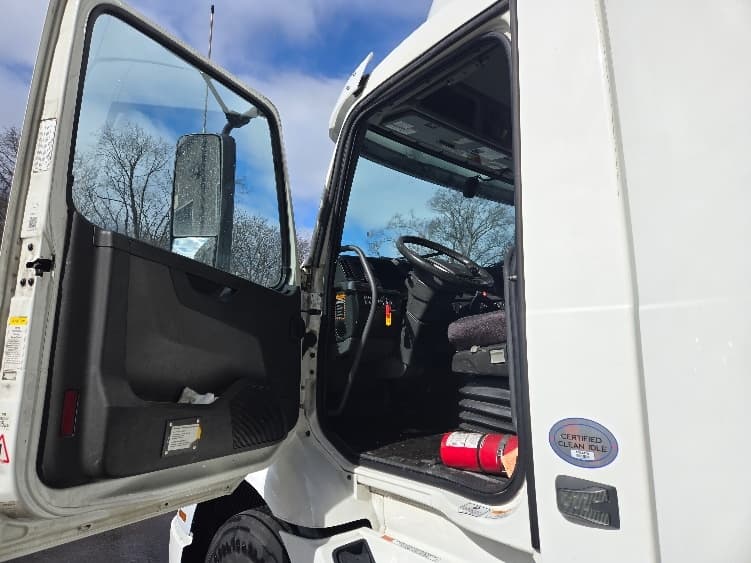 2021 Volvo VNR 640 — photo 9