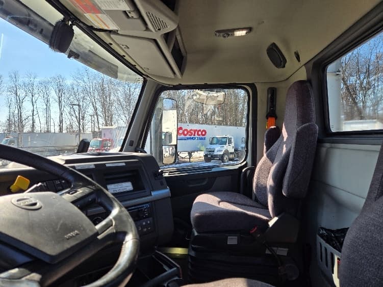 2021 Volvo VNR 640 — photo 10