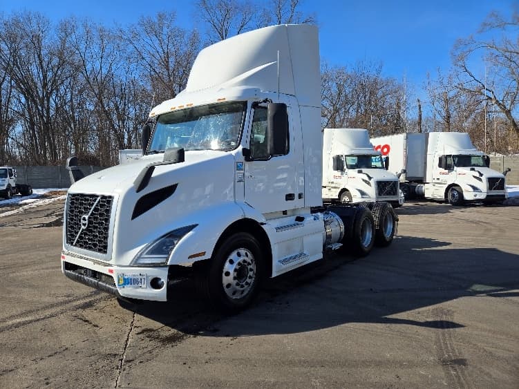 2021 Volvo VNR 640 — photo 3