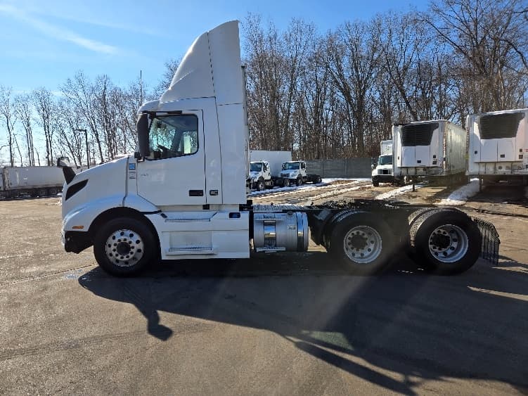 2021 Volvo VNR 640 — photo 4