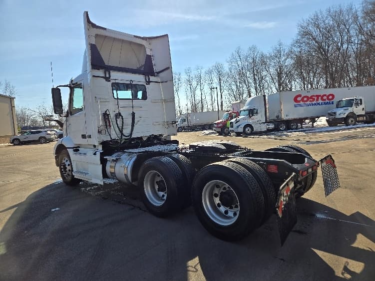 2021 Volvo VNR 640 — photo 5