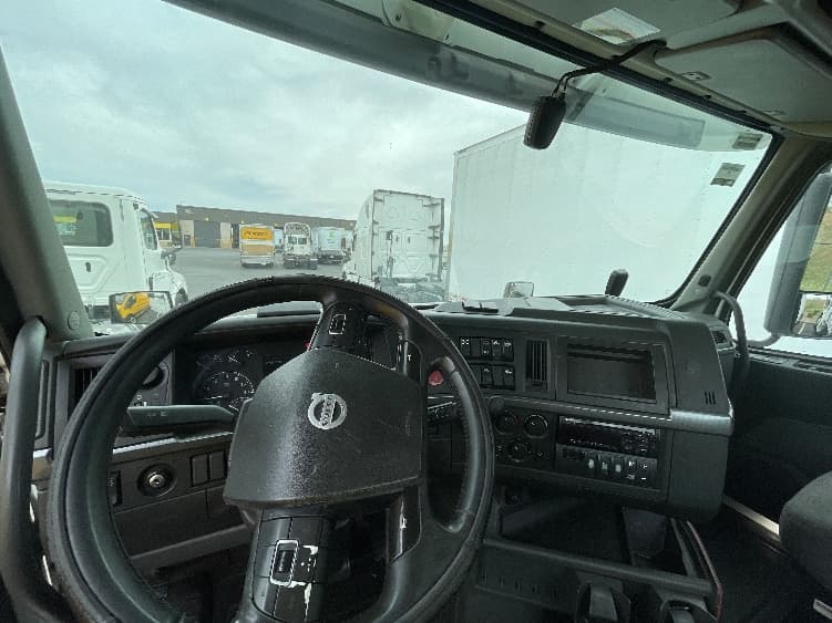 2021 Volvo VNR 640 — photo 10
