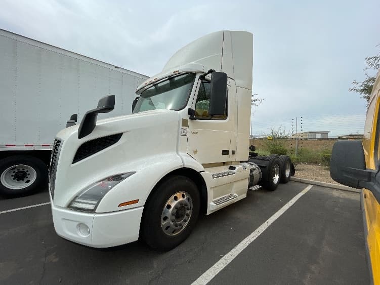 2021 Volvo VNR 640 — photo 3