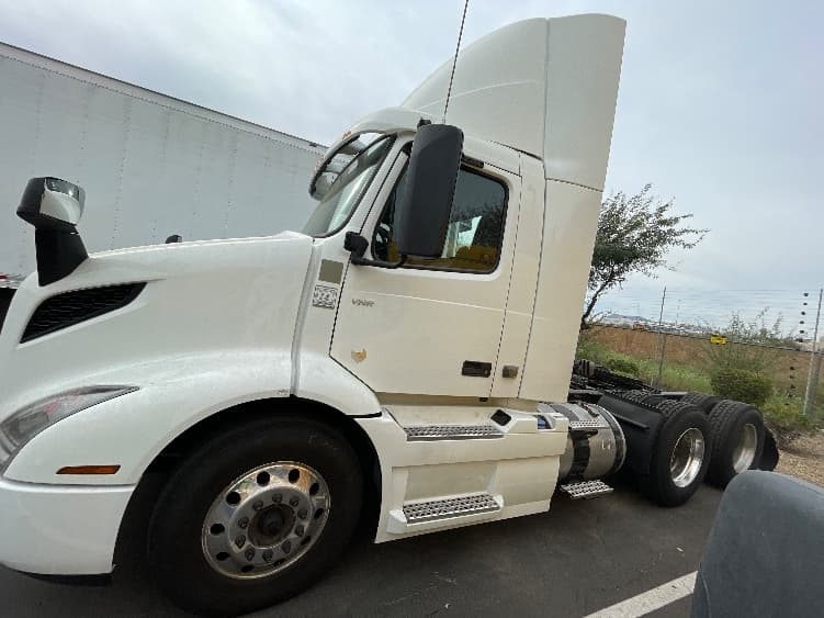 2021 Volvo VNR 640 — photo 4