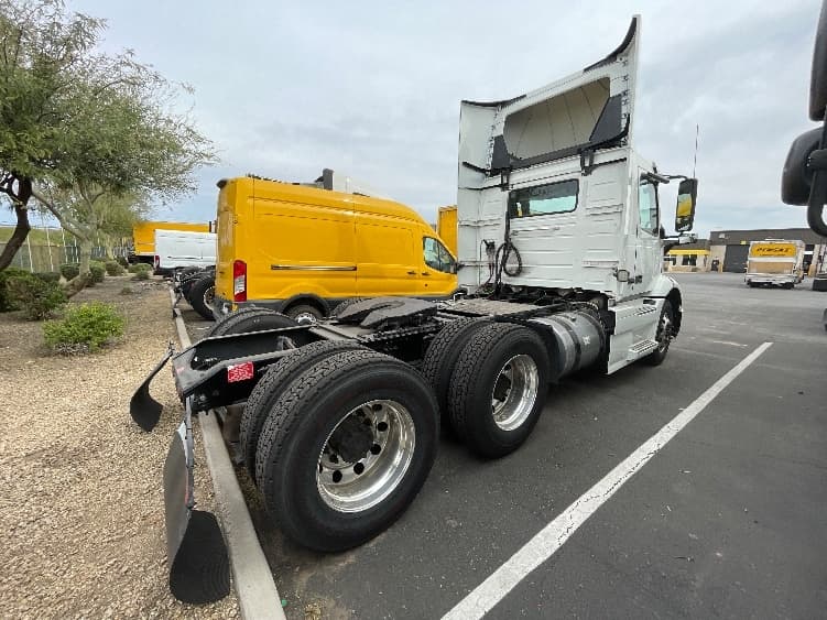 2021 Volvo VNR 640 — photo 7