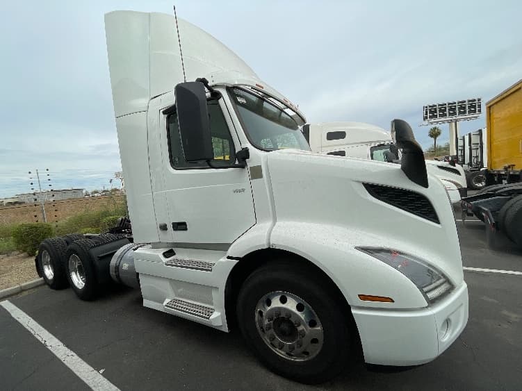 2021 Volvo VNR 640 — photo 8