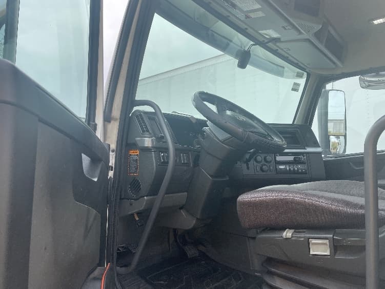2021 Volvo VNR 640 — photo 9