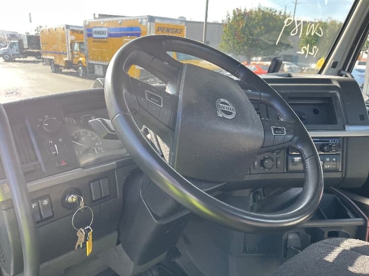 2020 Volvo VNR 640 — photo 10