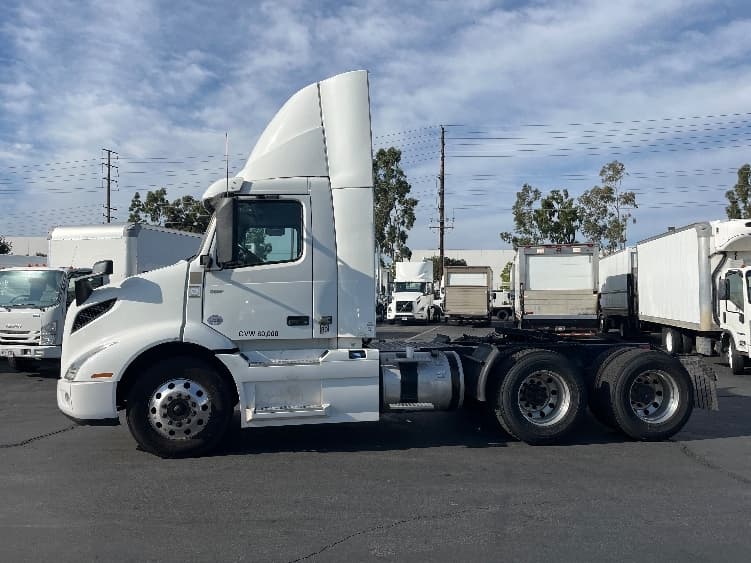 2020 Volvo VNR 640 — photo 4