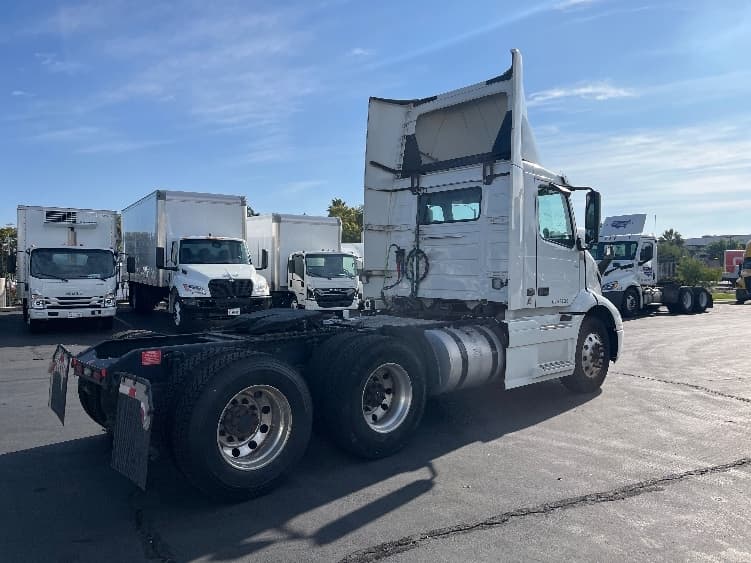 2020 Volvo VNR 640 — photo 7