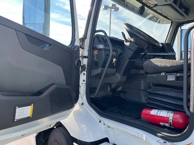 2020 Volvo VNR 640 — photo 9