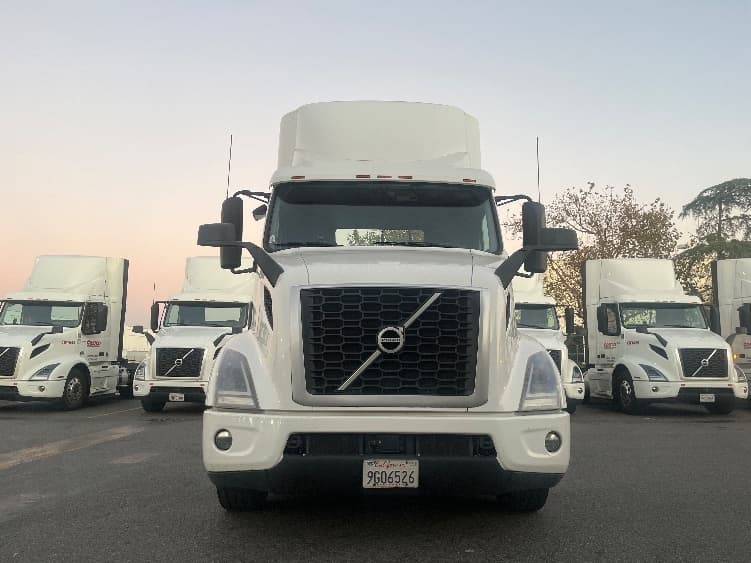 2020 Volvo VNR 640 — photo 2