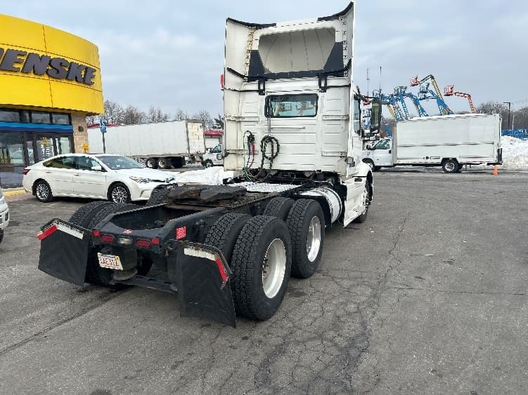 2020 Volvo VNR 640 — photo 7