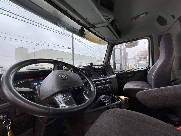 2020 Volvo VNR 640 — photo 10