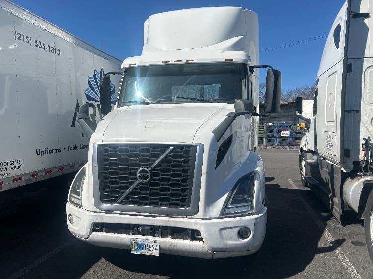 2020 Volvo VNR 640 — photo 2