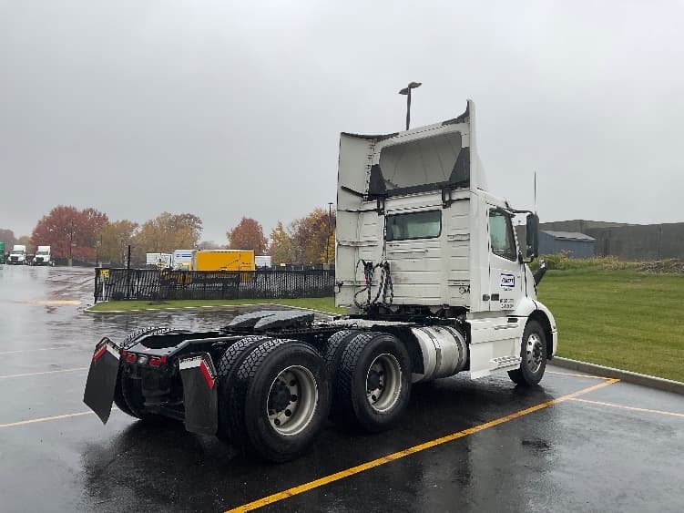 2020 Volvo VNR 640 — photo 7