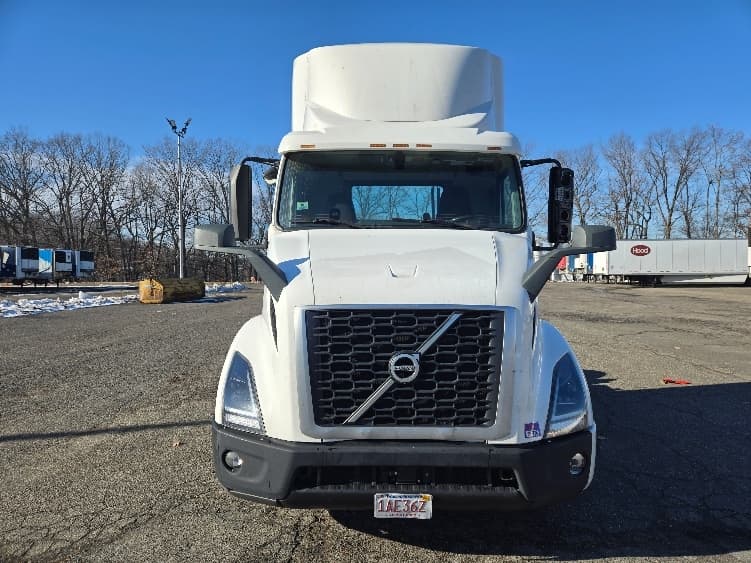2020 Volvo VNR 640 — photo 2