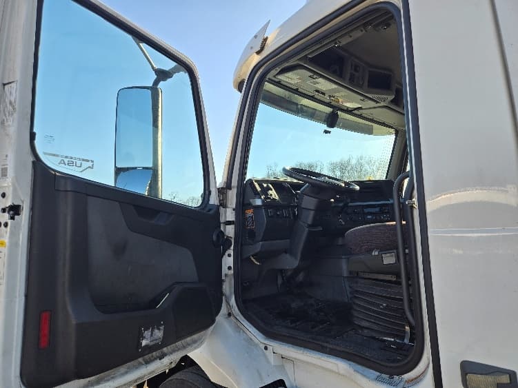 2020 Volvo VNR 640 — photo 9